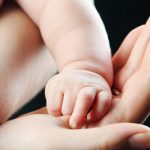 Francia permite adoptar a niños nacidos de gestación subrogada en extranjero