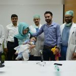 Operan con éxito a bebé con ocho brazos y piernas en India