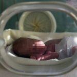 Abandonan a un bebé afuera de una casa en Maryland