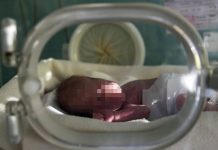 Abandonan a un bebé afuera de una casa en Maryland