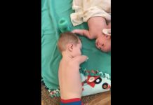 Video de niño sin brazos conmueve internet