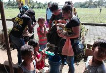 Deportistas entregan juguetes a niños de puerto El Bluff
