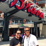 Dennis Martínez oficialmente en la oficina de los Bravos