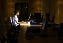 Mujeres que trabajan de noche tienen mayor riesgo de contraer cáncer, según estudio