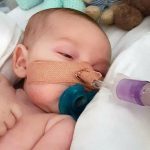 Abogados de bebé británico terminal piden permiso para seguir su tratamiento