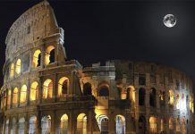 El Coliseo apaga sus luces en homenaje a las víctimas de Cataluña