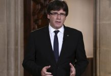 Arriba Carles Puigdemont, presidente catalán al parlamento