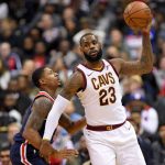 Con zapatos especiales, LeBron da victoria a Cavs