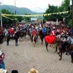 Despiden fiestas con concurrido desfile hípico
