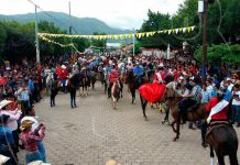 Despiden fiestas con concurrido desfile hípico