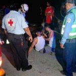 Motociclistas resultan lesionados al ser atropellados por conductor que se dio a la fuga