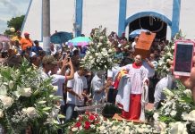 Miles acompañan al padre Peguero en su última morada