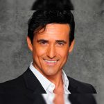 Filtran fotos íntimas de integrante de «Il Divo» frente al espejo