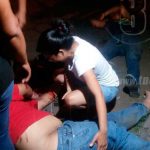Jóvenes motociclistas resultan lesionados al estrellarse de frente contra un vehículo