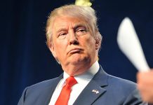 Investigan a dos agentes por tomarse selfies con nieto de Trump