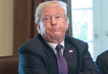 Llevan a una escuela Tumba de Trump como broma de Halloween