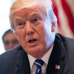 Juez falla contra orden de Trump de negar fondos a ciudades santuario