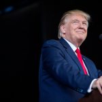 Trump culpa a supremacistas e izquierda de violencia en Virginia