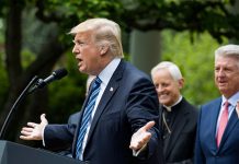 Trump celebra aprobación de su plan de salud