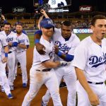 Forsythe y Dodgers ganan en 13ro tras duelo Kershaw-Lynn