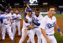 Forsythe y Dodgers ganan en 13ro tras duelo Kershaw-Lynn