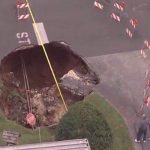 Socavón casi se traga la casa de una pareja en Florida, EEUU