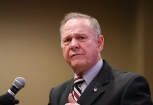Moore ataca a quienes lo acusan de acoso