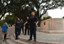 Muerte de policía en Texas reabre debate sobre porte de armas en universidades