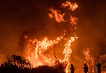 California: Incendio consume casas en comunidad de jubilados
