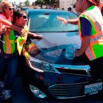 Carro arremete contra marcha pro inmigrantes en California