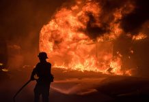 Un muerto y miles de evacuados por un potente incendio en California