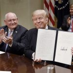 Trump ordena revisar las políticas agrícolas que puedan «dañar» al EEUU rural