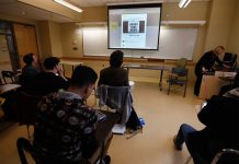 Escuelas de EEUU enseñan a identificar noticias falsas