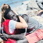 ¡Conmovedor!: Voluntaria de Cruz Roja consuela a migrante que acaba de llegar a Ceuta espana, ceuta, migrante, abrazo, voluntaria, cruz roja,