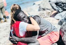 ¡Conmovedor!: Voluntaria de Cruz Roja consuela a migrante que acaba de llegar a Ceuta espana, ceuta, migrante, abrazo, voluntaria, cruz roja,