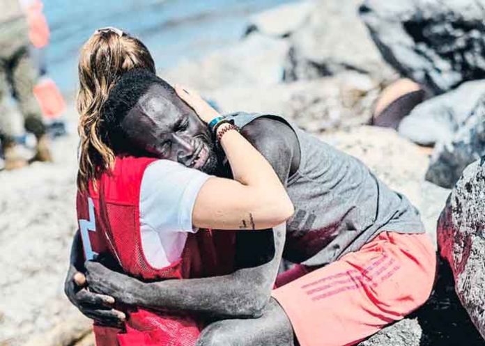 espana, ceuta, migrante, abrazo, voluntaria, cruz roja,