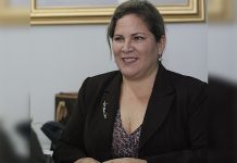 Destituyen a viceministra por tomar el sol en bikini mientras Perú se inunda