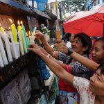 Fotos: Cementerios filipinos se llenan de color en el Día de los Difuntos