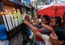 Fotos: Cementerios filipinos se llenan de color en el Día de los Difuntos
