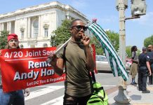 Regalan marihuana ante el Congreso de EEUU para pedir su legalización