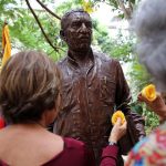 Develan escultura de Gabriel García Márquez en Cuba