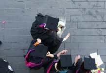 Casi la mitad de los inmigrantes que llegan a EEUU tiene título universitario