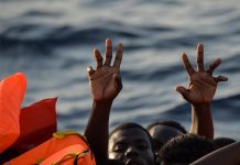 Rescatan a 25 migrantes tras naufragio en Grecia
