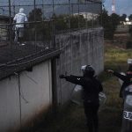 Pandilleros liberan uno de 5 monitores retenidos en correccional de Guatemala