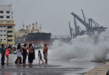 Franklin avanza debilitado tras tocar tierra en Veracruz