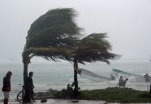 María se alejará hoy de la costa sureste de EEUU