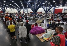 Se inunda refugio para damnificados por Harvey en Texas