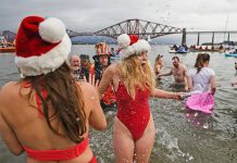 Fotos: Celebran Año Nuevo con chapuzón helado en Holanda