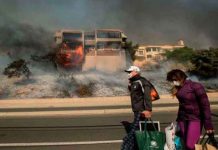 Nuevo incendio forestal destruye casas en California, EE.UU.