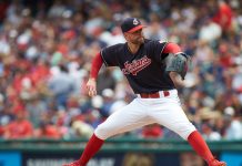 Corey Kluber propina 12 ponches, Indios vencen a Rangers